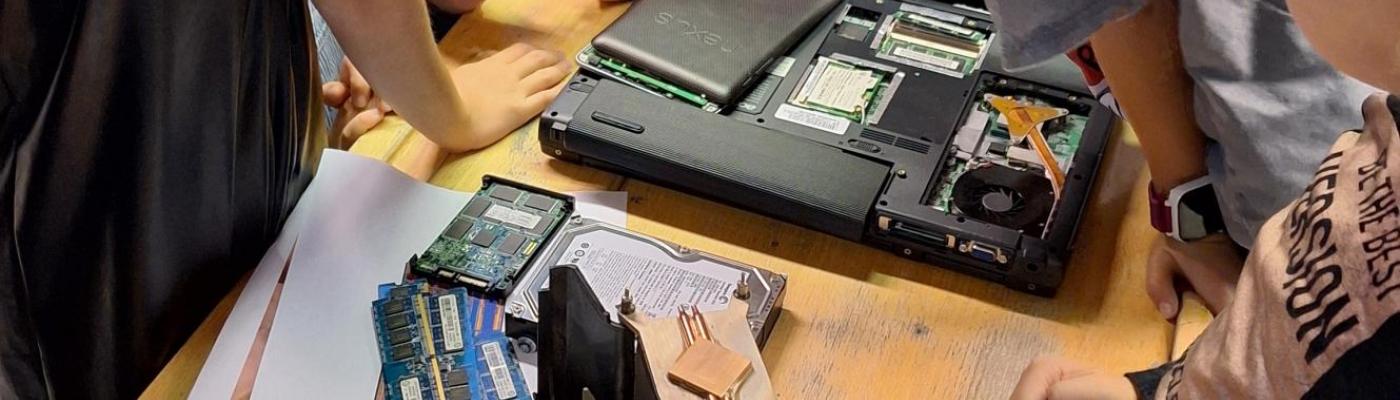 Wir zerlegen einen Laptop.