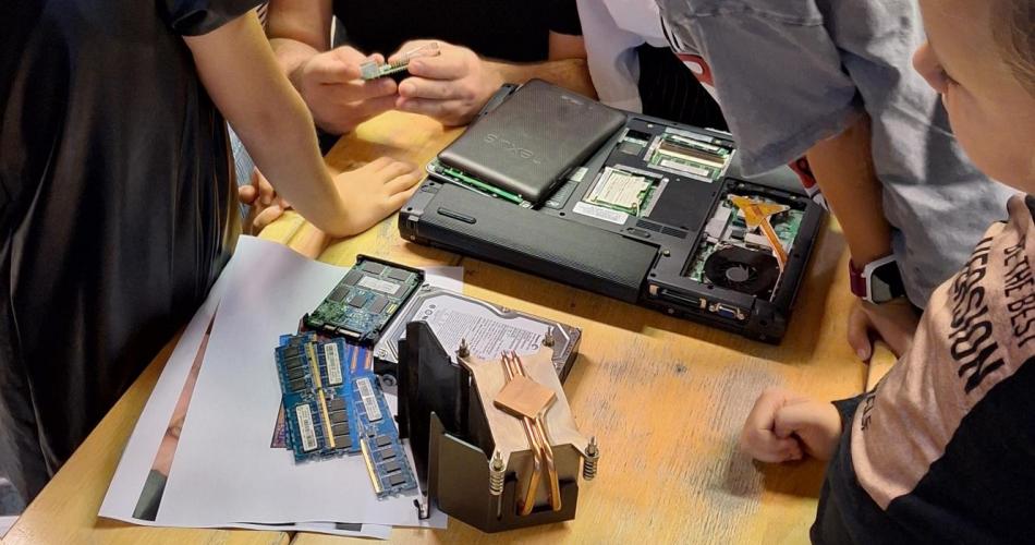 Wir zerlegen einen Laptop.